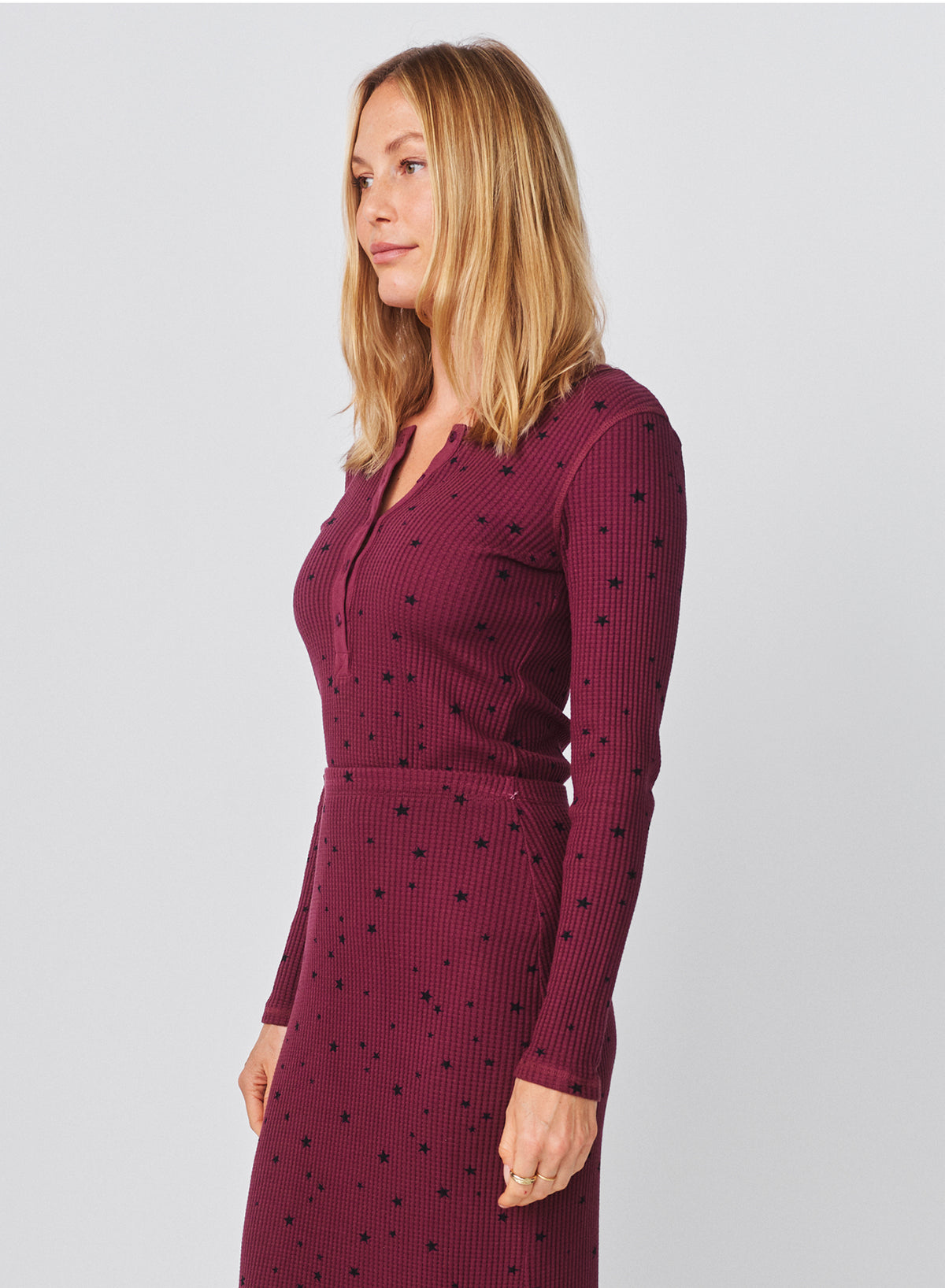 Sundry Stars Long Sleeve Henley in Mulled Wine