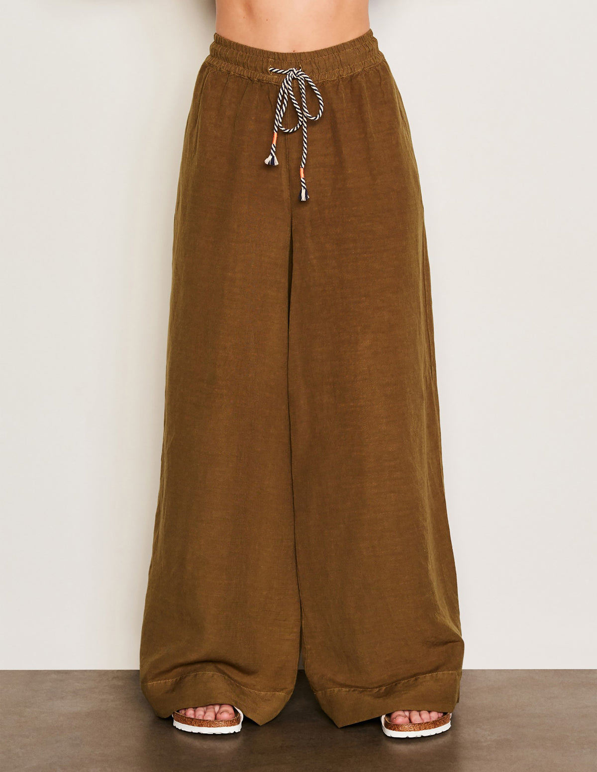 Sundry Wide Leg Pant in Olive-close up front