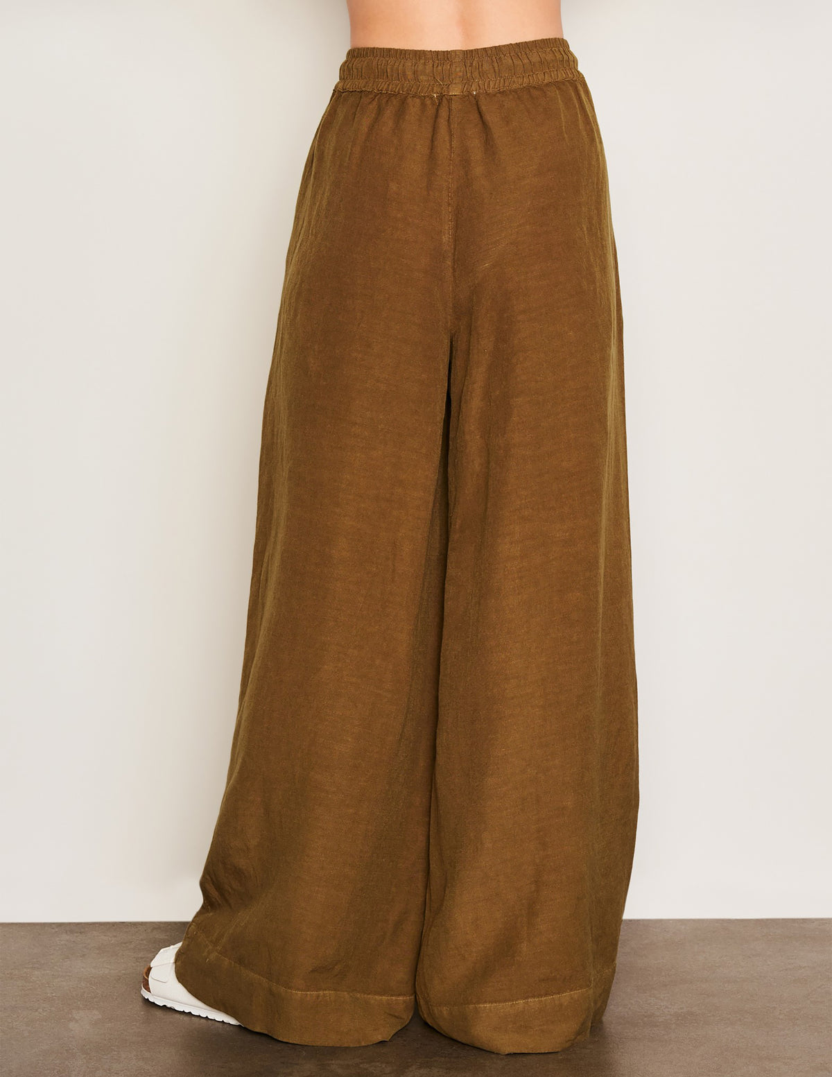 Sundry Wide Leg Pant in Olive-back close up