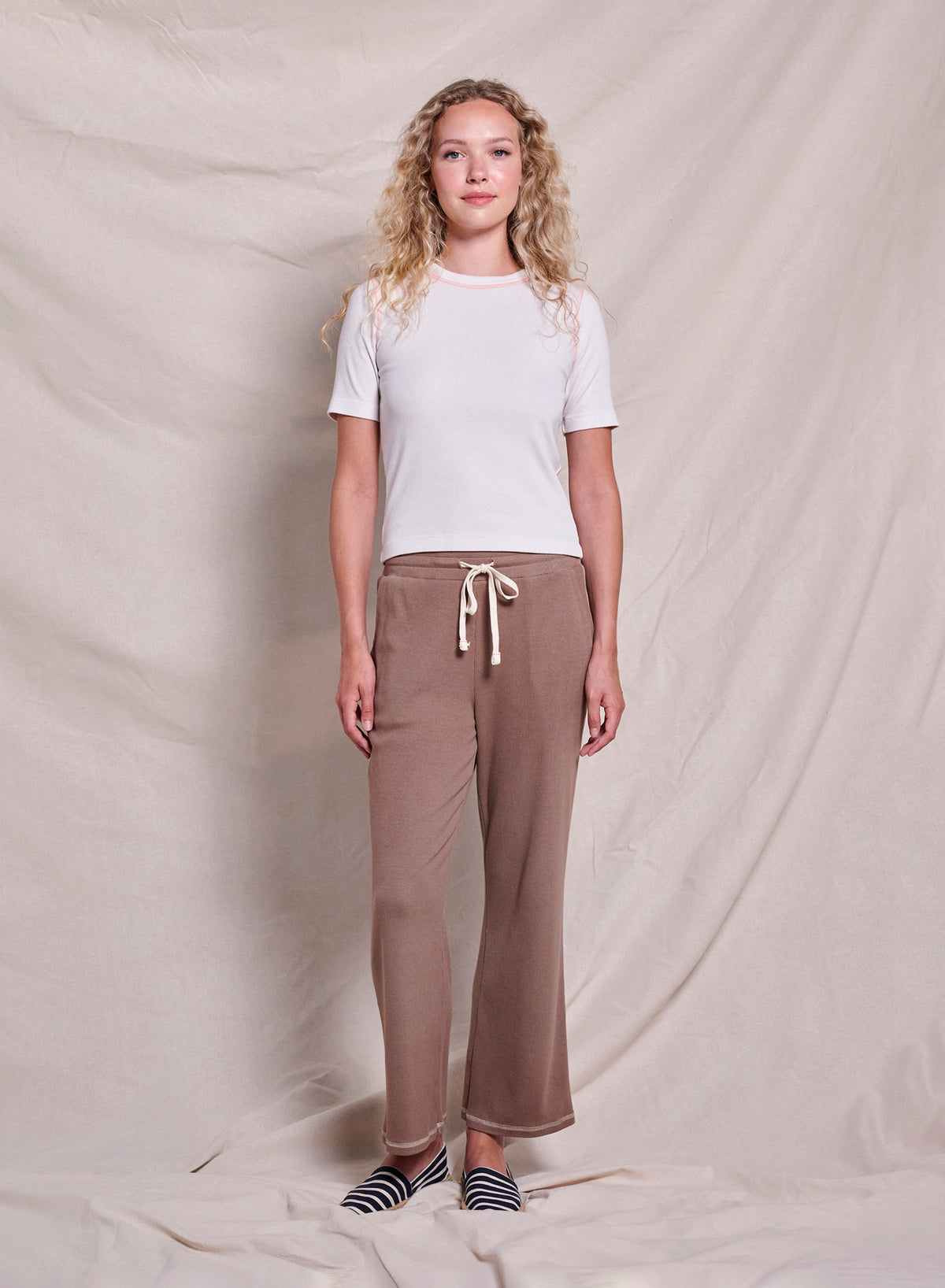 Sundry Contrast Stitch Tee in Oyster